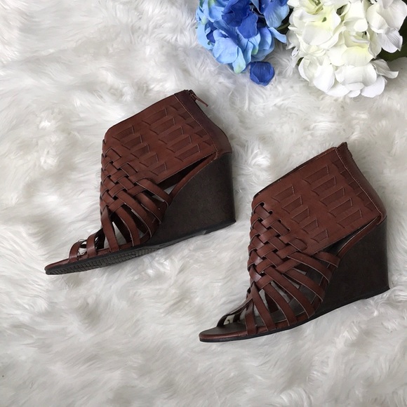 American Eagle Wedge Sandals - Picture 4 of 10